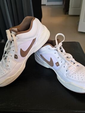 Nike Brown and White Low-Top Sneakers WOMENS 8.5 MENS 7